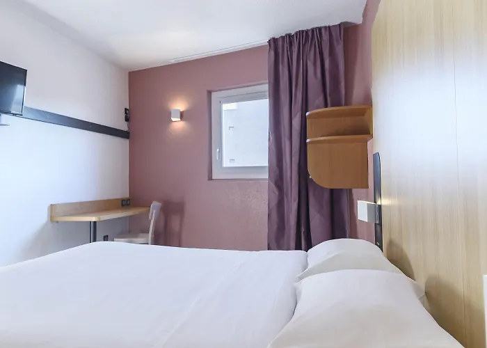 Отель Centre Arenes Ним